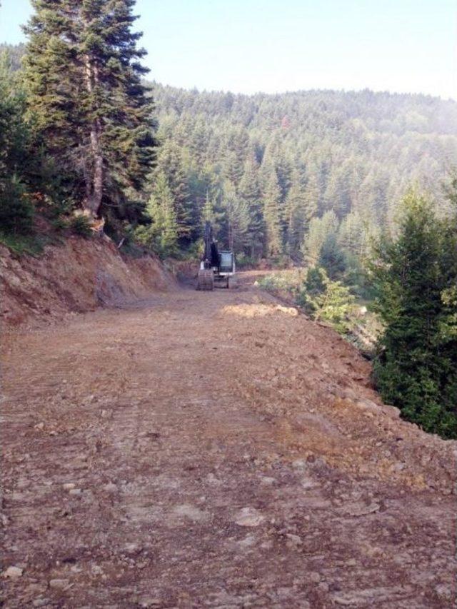 Orman Yolu İstemeyen Köylüler, İş Makinesine Zarar Verdi