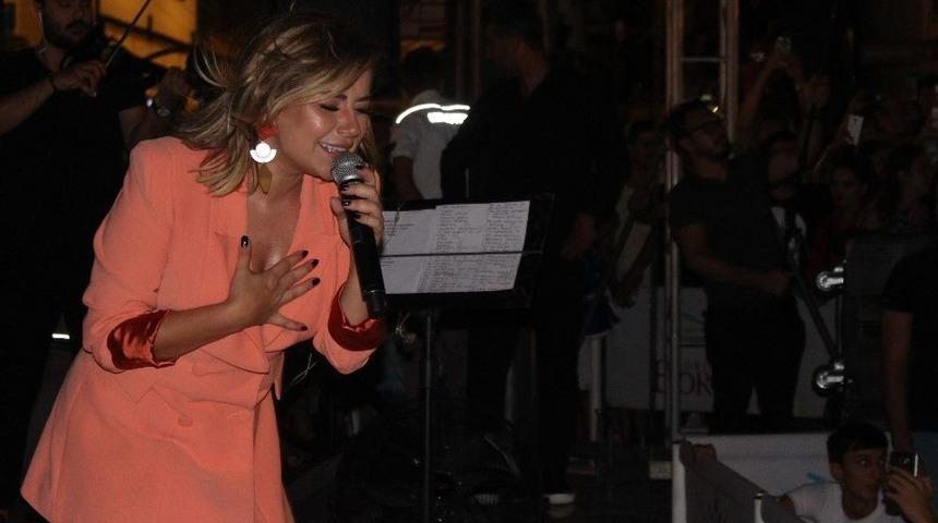 Merve &Ouml;zbey İzmirli Hayranlarıyla Buluştu