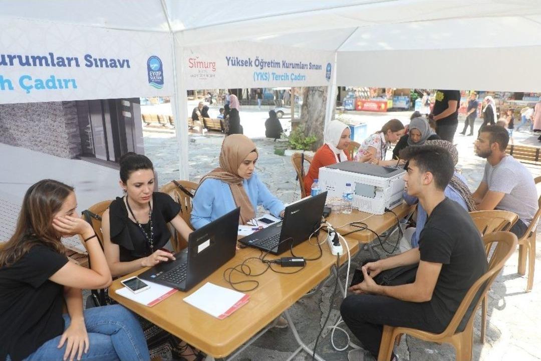 Yks Tercih &Ccedil;adırı, Ey&uuml;p Sultan Camii Meydanında