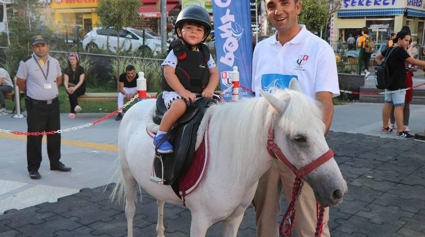 Nissara&rsquo;da &Ccedil;ocuklar Pony Atlar İle Eğlendi