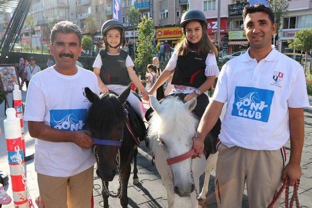 Nissara’da Çocuklar Pony Atlar İle Eğlendi