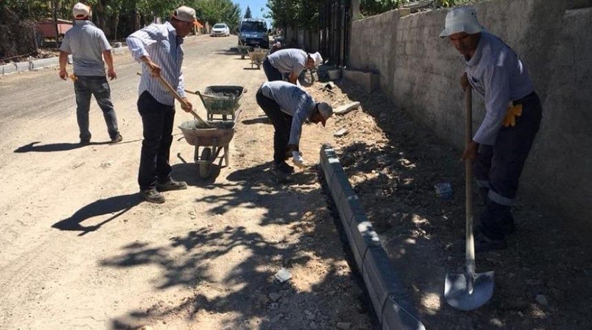 Yeni Sanayi Mahallesinde Kaldırım D&ouml;şeme &Ccedil;alışması Yaptı