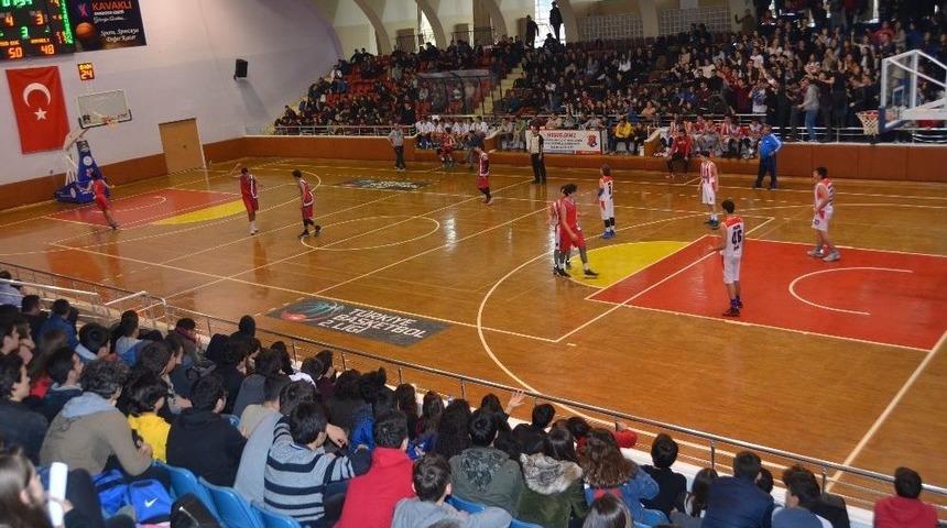 Gen&ccedil;ler Basketbolda Kupalarına Kavuştu