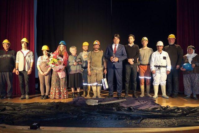 Kahraman Madencilerin Yaşam Mücadelesi, Tiyatro Sahnesinde Anlatıldı