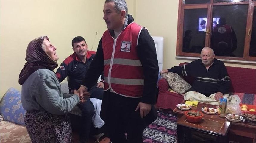 Kızılay’dan Evi Yanan Aileye Yardım