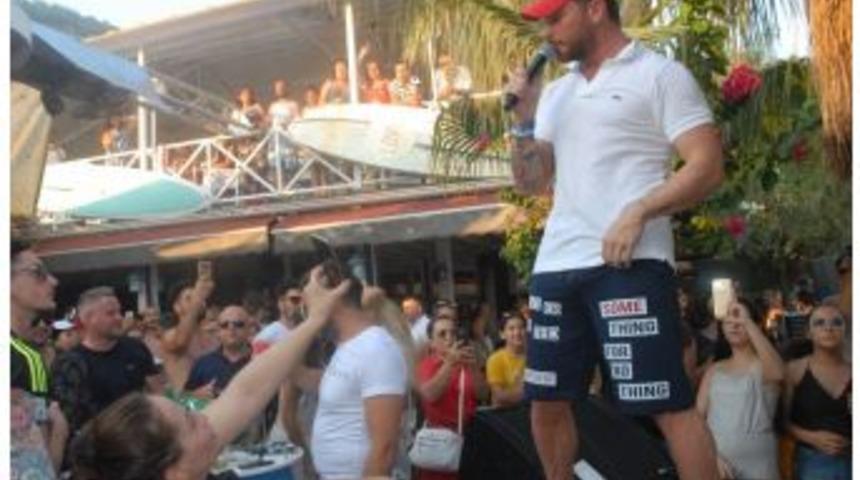 Sinan Ak&ccedil;ıl&rsquo;ın Plaj Konseri Yoğun İlgi G&ouml;rd&uuml;