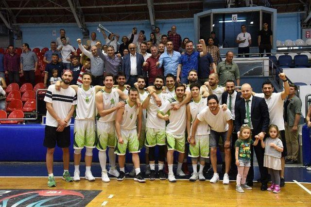 Basketbol Adamları Derneği’nden Başkan Ergün’e Onur Ödülü