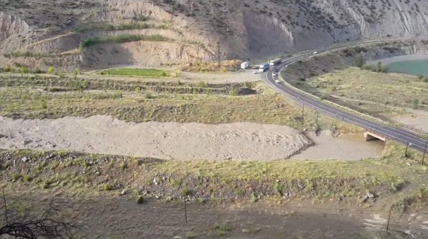Erzurum&rsquo;da Sağanak Sele D&ouml;n&uuml;şt&uuml;