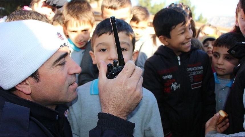 Polisten Yunus Emre&rsquo;ye Telsiz Jesti