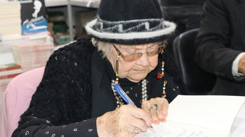 103 Yaşındaki Muazzez İlmiye &Ccedil;ığ&rsquo;a Kitap Fuarında Yoğun İlgi