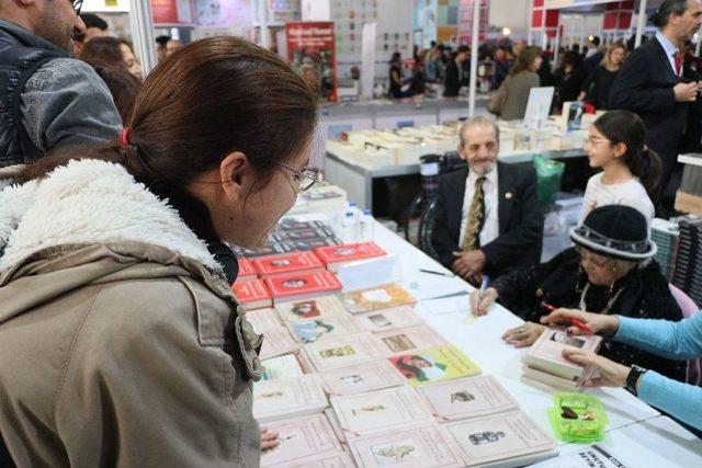 103 Yaşındaki Muazzez İlmiye Çığ’a Kitap Fuarında Yoğun İlgi