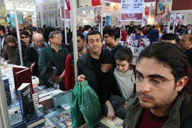 103 Yaşındaki Muazzez İlmiye Çığ’a Kitap Fuarında Yoğun İlgi