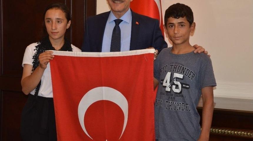 Vali Yavuz, O &Ccedil;ocukları Makamında Ağırladı