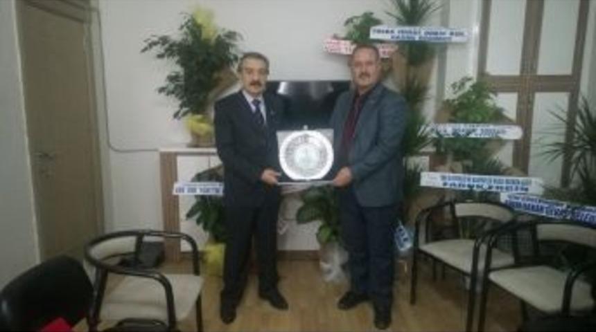 Başkan Karaduman’a Plaket
