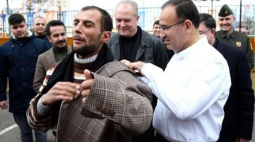 Bozdağ, Ceketini Vatandaşa Hediye Etti