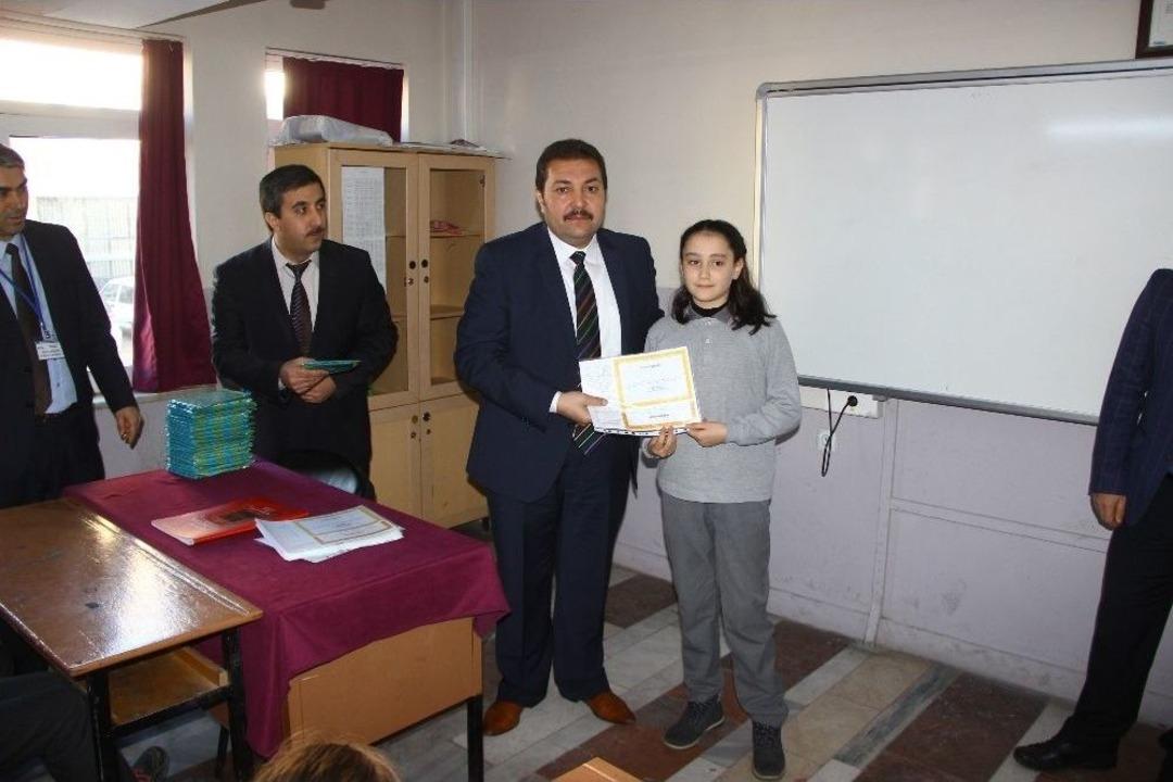 Edremit&rsquo;te 24 Bin &Ouml;ğrenci Karnesini Aldı