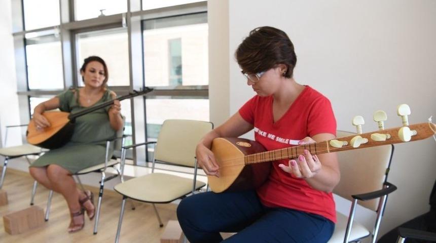 Kadınların &Ccedil;ocukluk Hayalleri, Bağlama Kursunda Ger&ccedil;ekleşiyor