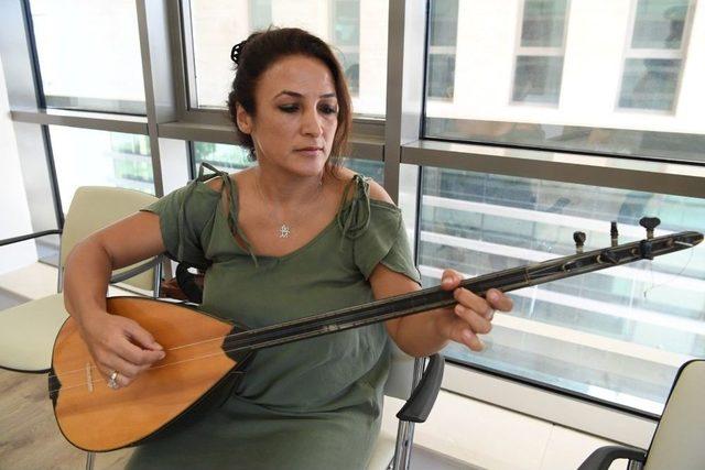 Kadınların Çocukluk Hayalleri, Bağlama Kursunda Gerçekleşiyor