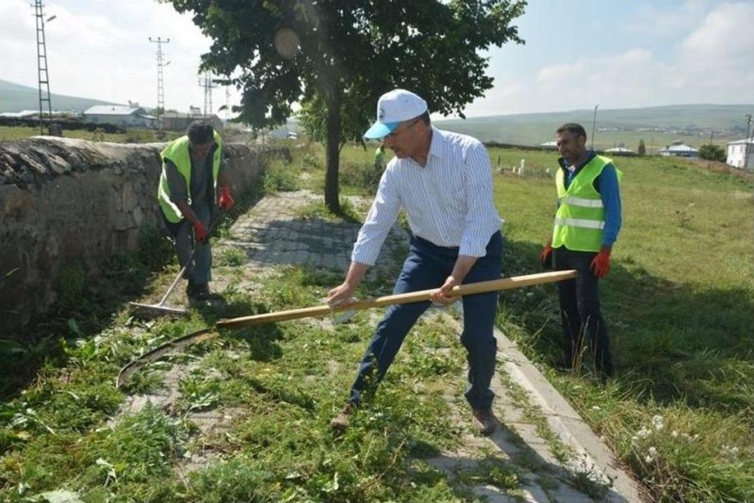 Başkan K&ouml;ksoy, Personeli İle Temizlik &Ccedil;alışmalarına Katıldı