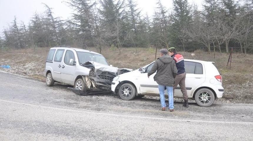 Kamyonet İle Otomobil Çarpıştı; 2 Yaralı