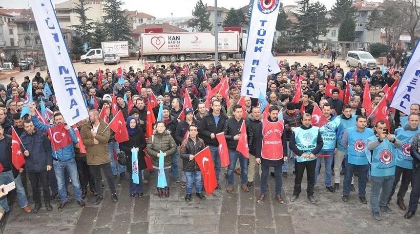 Türk Metal Sendikasına Üyesi Fabrika Çalışanları Meydana İndi