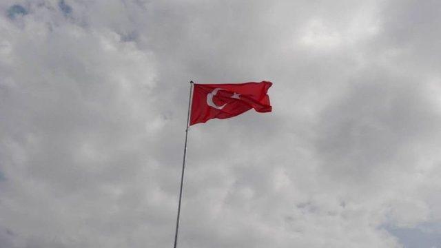 Mahallelinin Bayrak Direği Talebi Yerine Getirildi