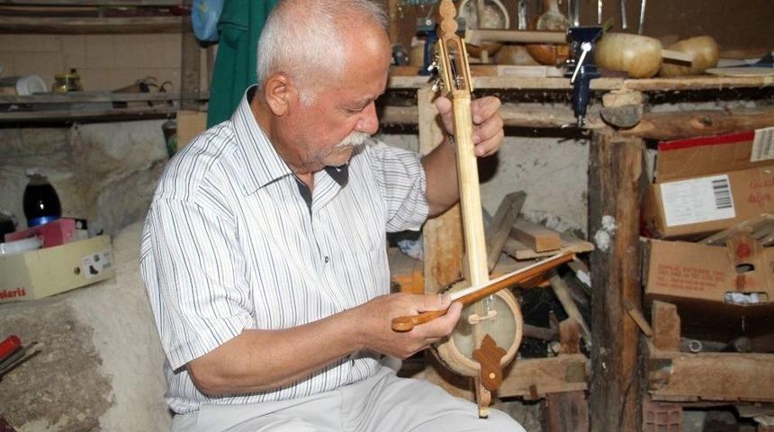 70 Yaşındaki Emekli M&uuml;zik &Ouml;ğretmeni Kabağı Sanata D&ouml;n&uuml;şt&uuml;r&uuml;yor