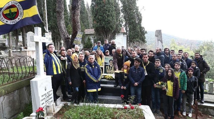 Lefter Küçükandonyadis, Mezarı Başında Anıldı