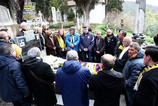 Lefter Küçükandonyadis, Mezarı Başında Anıldı