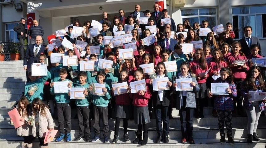 İkizlerin Okulunda Karne Sevinci