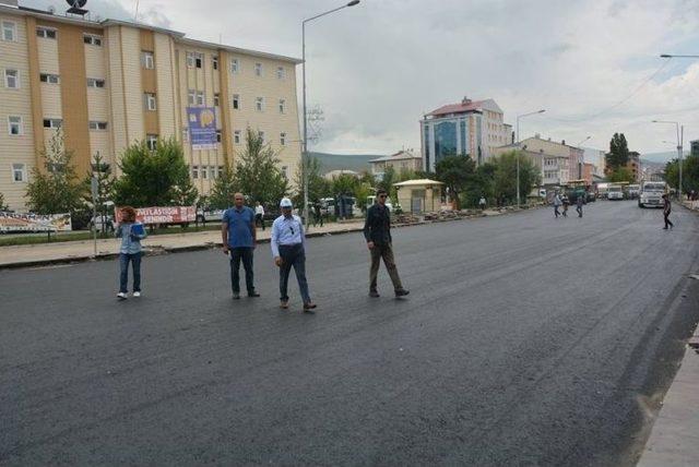 Başkan Köksoy, Kongre Caddesi’nde Sıcak Asfalt Yol Çalışmalarını İnceledi