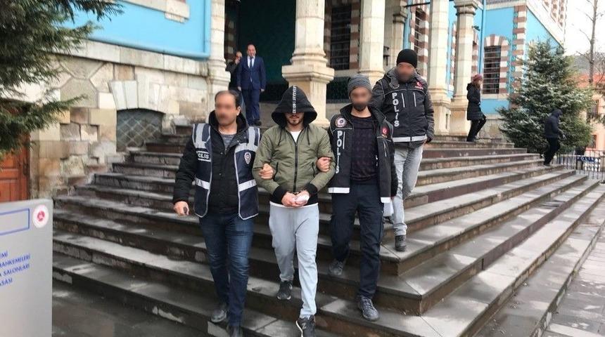 Uyuşturucu Ticareti Yaptıkları İddiasıyla G&ouml;zaltına Alınan 2 Kişiden Biri Tutuklandı