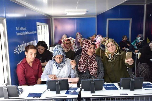 Türk Telekom Eğitim Tırı İle Anadolu’da İpek Yolu Mesafesinin Üç Katı Yol Katedildi