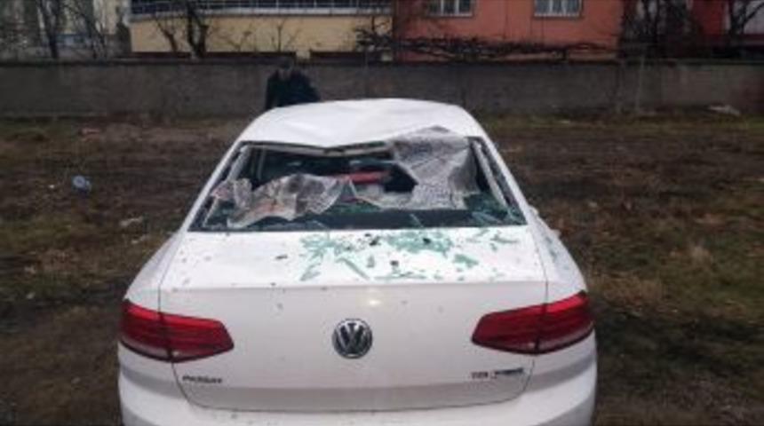 Otomobilin &Ccedil;arptığı Direk İkiye B&ouml;l&uuml;nd&uuml;