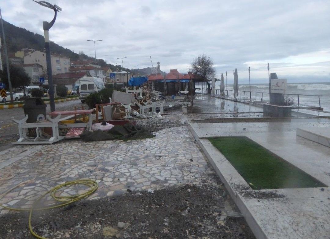 Şiddetli Fırtına &Ccedil;atalzeytin&rsquo;i Vurdu