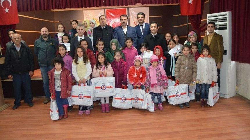 Sason&rsquo;da Yoksul &Ouml;ğrencilere Mont Dağıtıldı