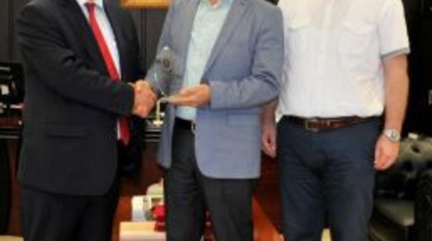 Samsun-sinop Veteriner Hekimler Odasından Rekt&ouml;r Bilgi&ccedil;&rsquo;e Plaket