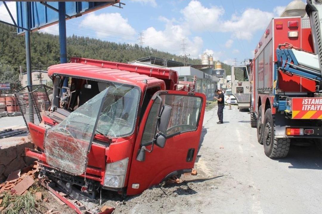 Sarıyer&rsquo;de Kontrolden &Ccedil;ıkan Kamyonet Dehşet Sa&ccedil;tı