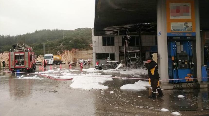 Akaryakıt İstasyonuna Yıldırım D&uuml;şt&uuml;