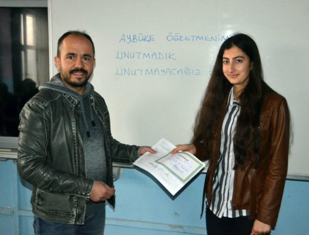 Şehit Ayb&uuml;ke &Ouml;ğretmenin &Ouml;ğrencileri Karne Aldı