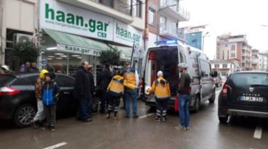 Motosikletle Hafif Ticari Ara&ccedil; &Ccedil;arpıştı:1 Yaralı