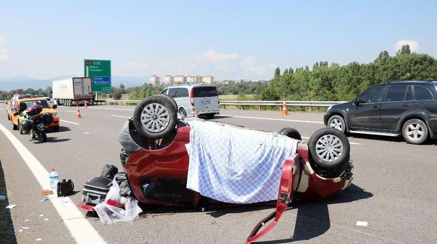 Tıra &Ccedil;arparak Takla Atan Otomobilde 1 Kişi &Ouml;ld&uuml; 4 Kişi Yaralandı