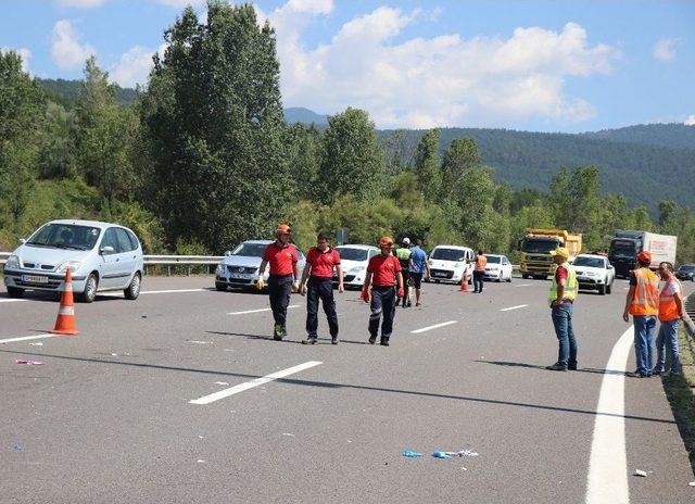 Tıra Çarparak Takla Atan Otomobilde 1 Kişi Öldü 4 Kişi Yaralandı