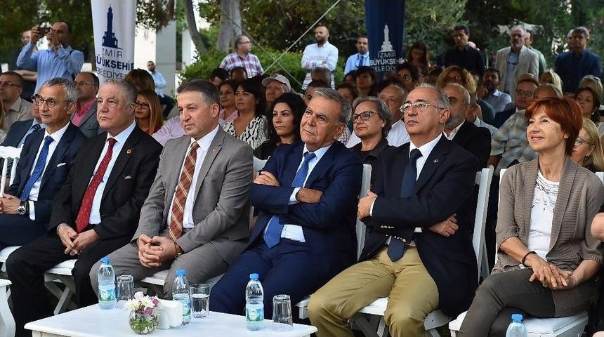 Birinci Olan İha Muhabirleri &Ouml;d&uuml;l&uuml;n&uuml; Aldı