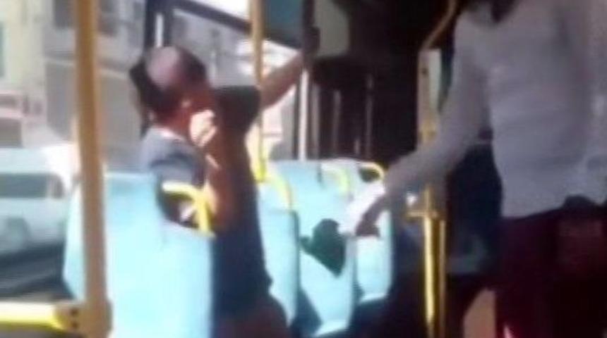 K&uuml;&ccedil;&uuml;k &Ccedil;ocuğa Otob&uuml;ste Kemerli Dayak