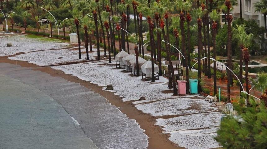 Dolu Marmaris Sahilini Beyaza B&uuml;r&uuml;d&uuml;