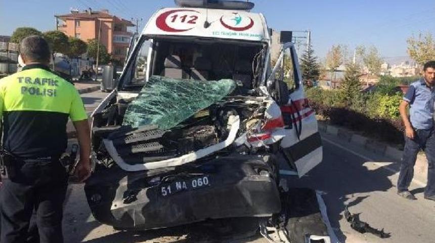 Niğde&rsquo;De Ambulans Kazası: 1 Yaralı