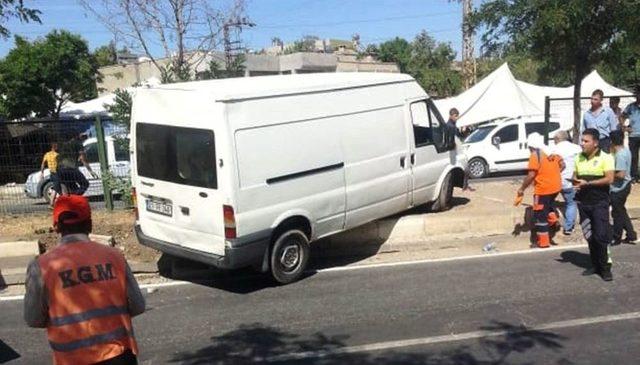 Kontrolden Çıkan Minibüs, Pazar Yerine 3 Metre Kala Durabildi