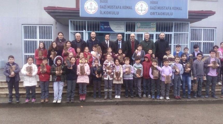 &Uuml;niversite &Ouml;ğrencileri İlkokul &Ouml;ğrencilerine Fidan Dikmeyi Aşılıyor