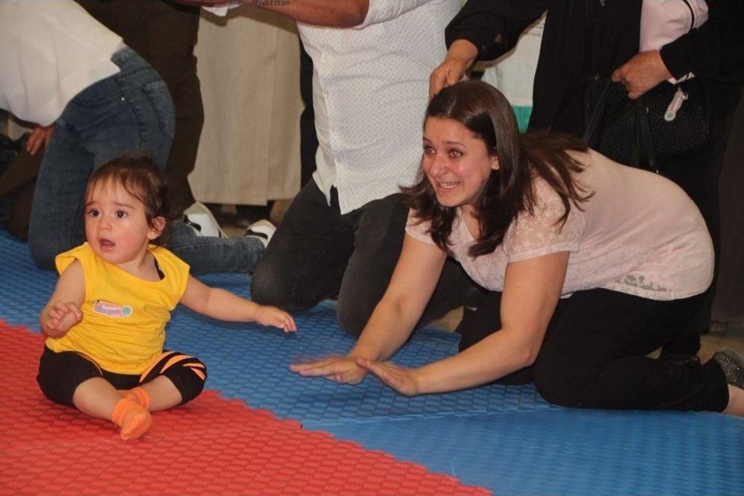 &Ccedil;ocukların Emekleme Yarışmasında İlgin&ccedil; G&ouml;r&uuml;nt&uuml;ler